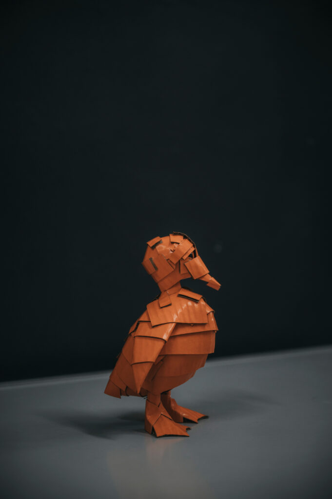 Patito naranja entero. Escultura de cartón. Orgaz