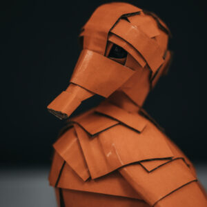 Detalle del patito naranja, perfil izquierdo. Escultura de cartón. Orgaz