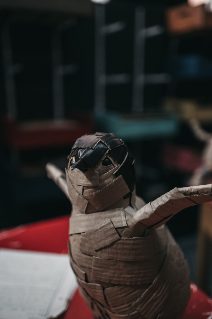 Detalle del pichón de pingüino. Escultura de cartón. Orgaz