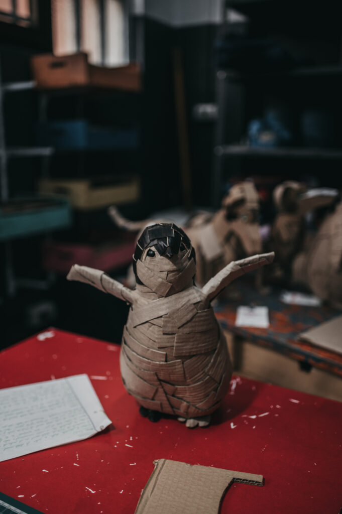 Pichón de pingüino en el taller de Orgaz. Escultura de cartón