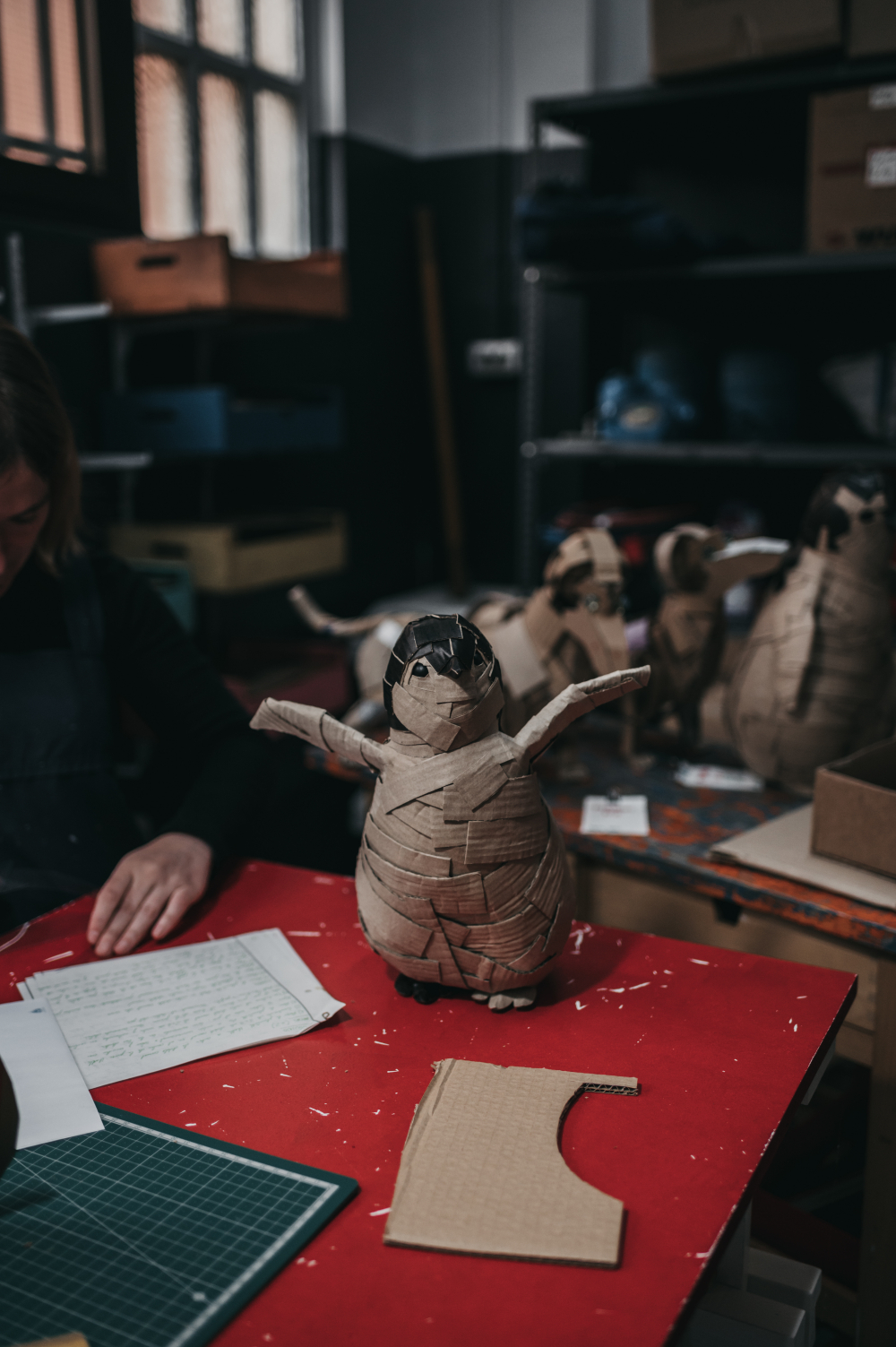 Pichón de pingüino en el taller de Orgaz. Escultura de cartón, visión general.