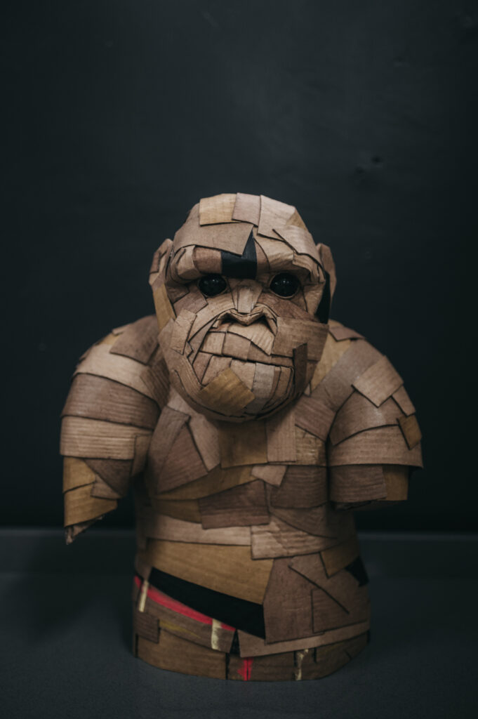 Simio en negro de frente, cuerpo entero. Escultura de cartón. Orgaz