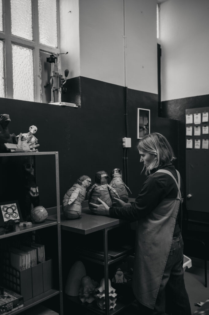 Cova con los tres pichones azules en el taller de Orgaz. Escultura de cartón.