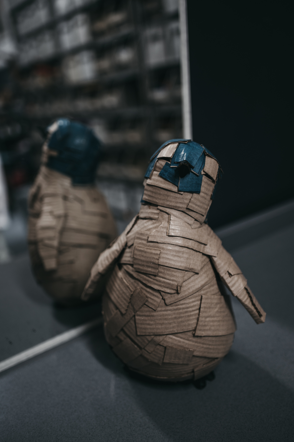 Pichón azul número 1. Escultura de cartón. Orgaz