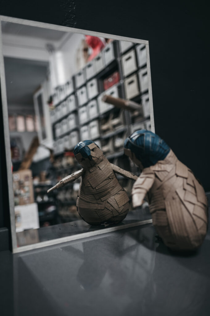 Pichón azul número 2. Escultura de cartón. Orgaz