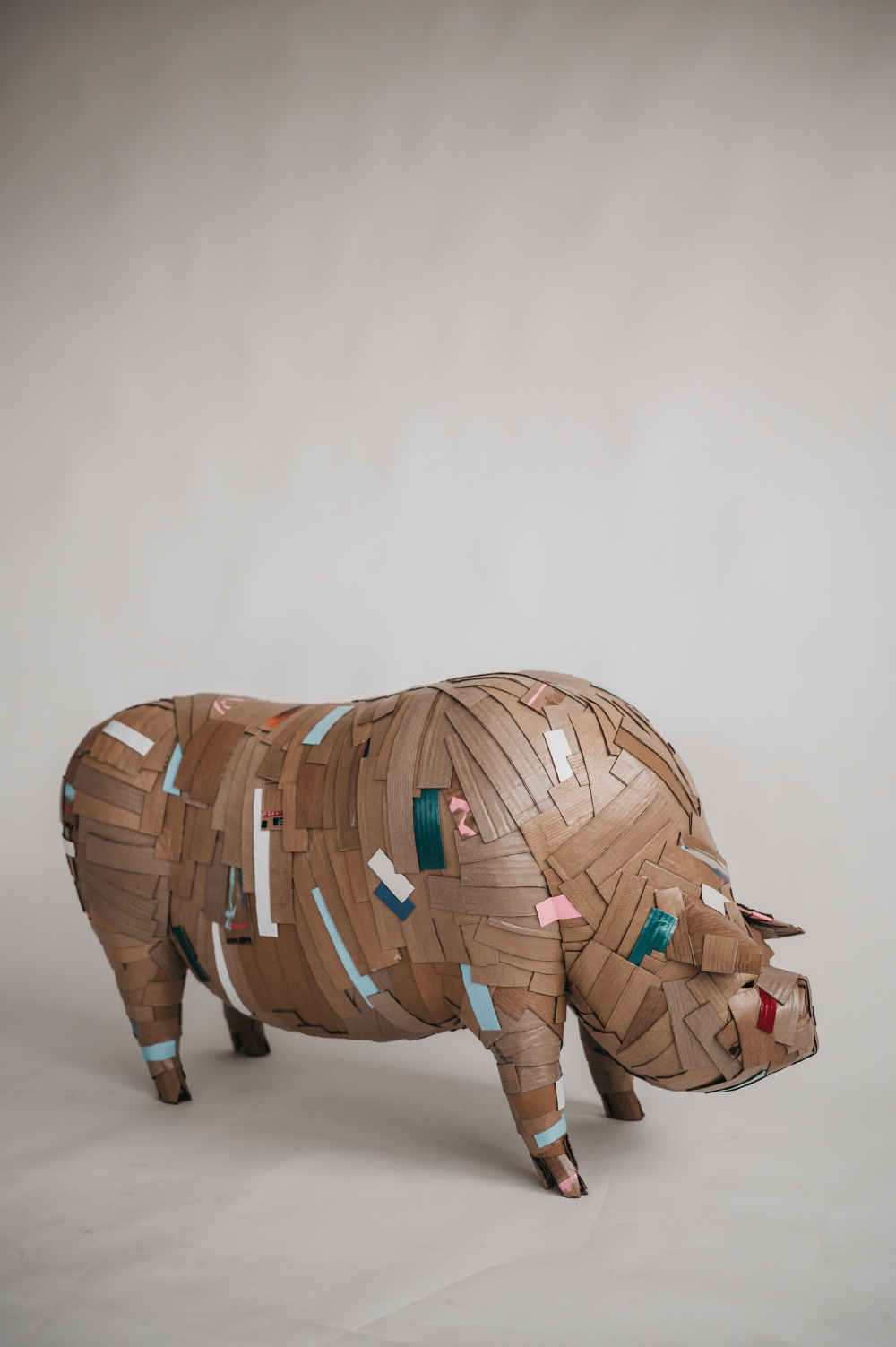 Vietnamita número 4 en escorzo, cuerpo entero. Escultura de cartón. Orgaz